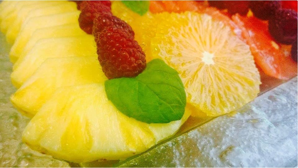 Patera świeżych owoców: ananas, malina, pomarańcza